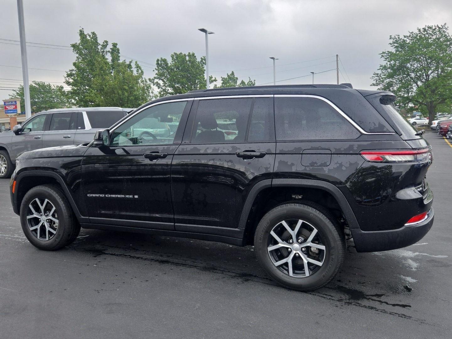 Used 2025 Diamond Black Crystal Pearlcoat Jeep Limited image 4