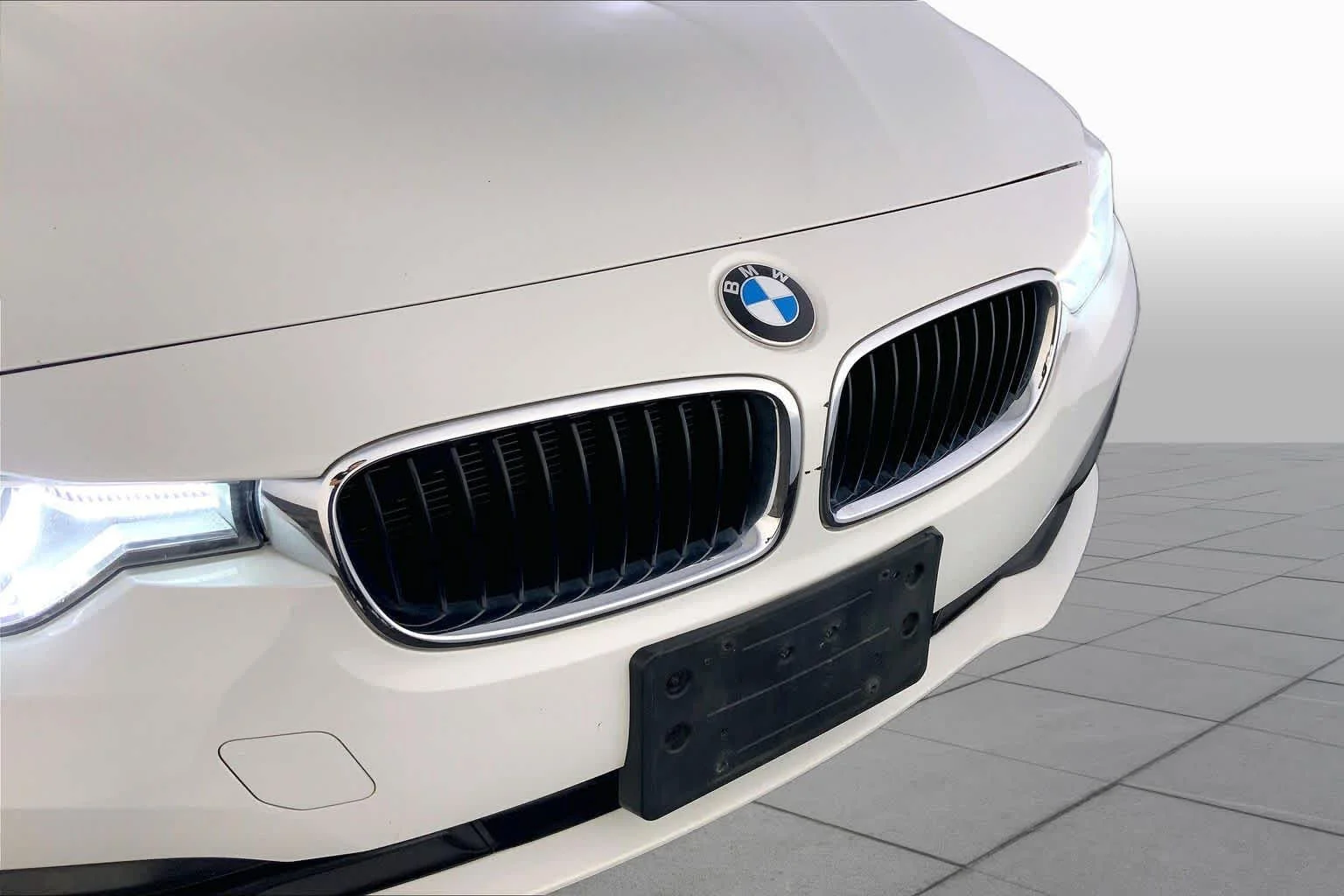 Used 2018 Alpine White BMW 320i xDrive image 32