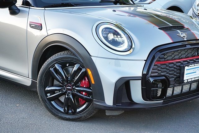 Used 2023  MINI Base image 3