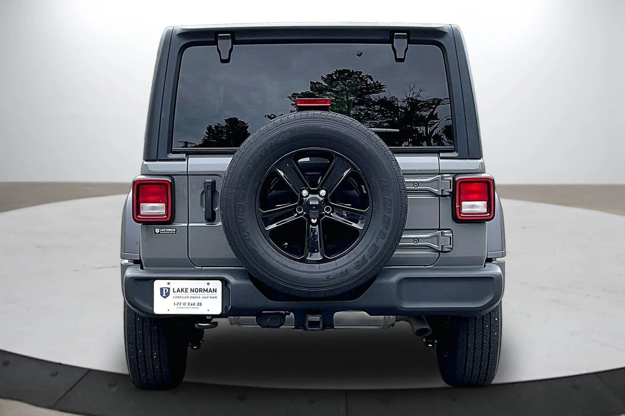 Used 2022 Gray Jeep Sport Altitude image 8