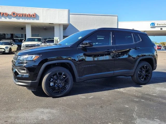 New 2026 Diamond Black Crystal Pearl-Coat Exterior Paint Jeep Latitude image 3