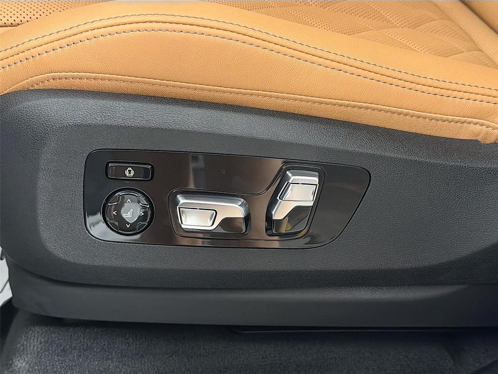New 2026 Mineral White Metallic BMW xDrive40i image 17