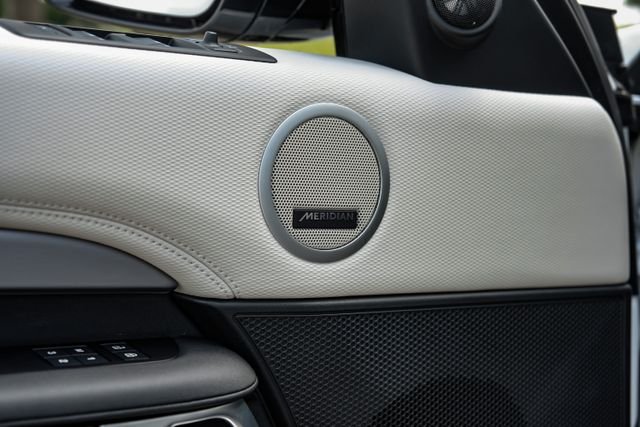 Used 2025 White Land Rover Dynamic SE image 57