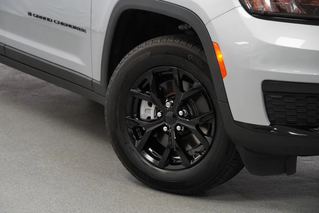 Used 2024 Silver Jeep Altitude X image 4