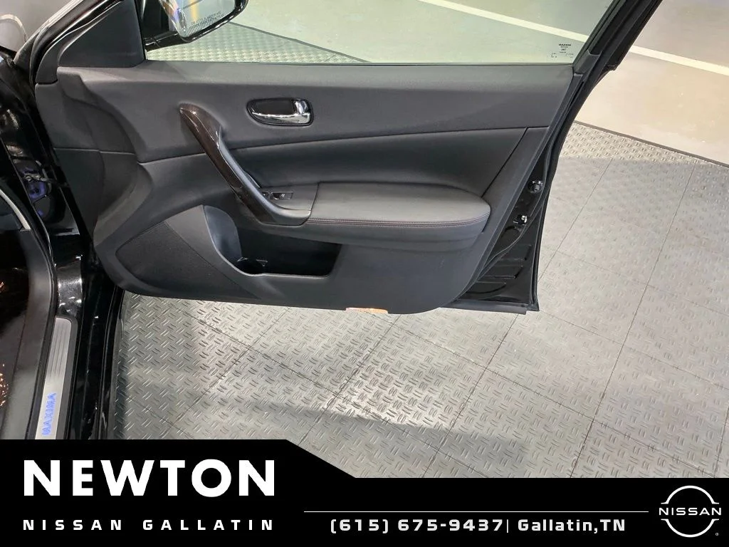 Used 2014 Super Black Nissan 3.5 SV image 43