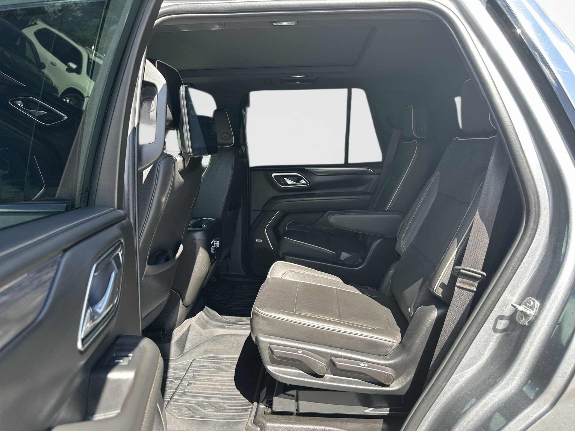 2023 GMC Yukon SLT - Photo 25