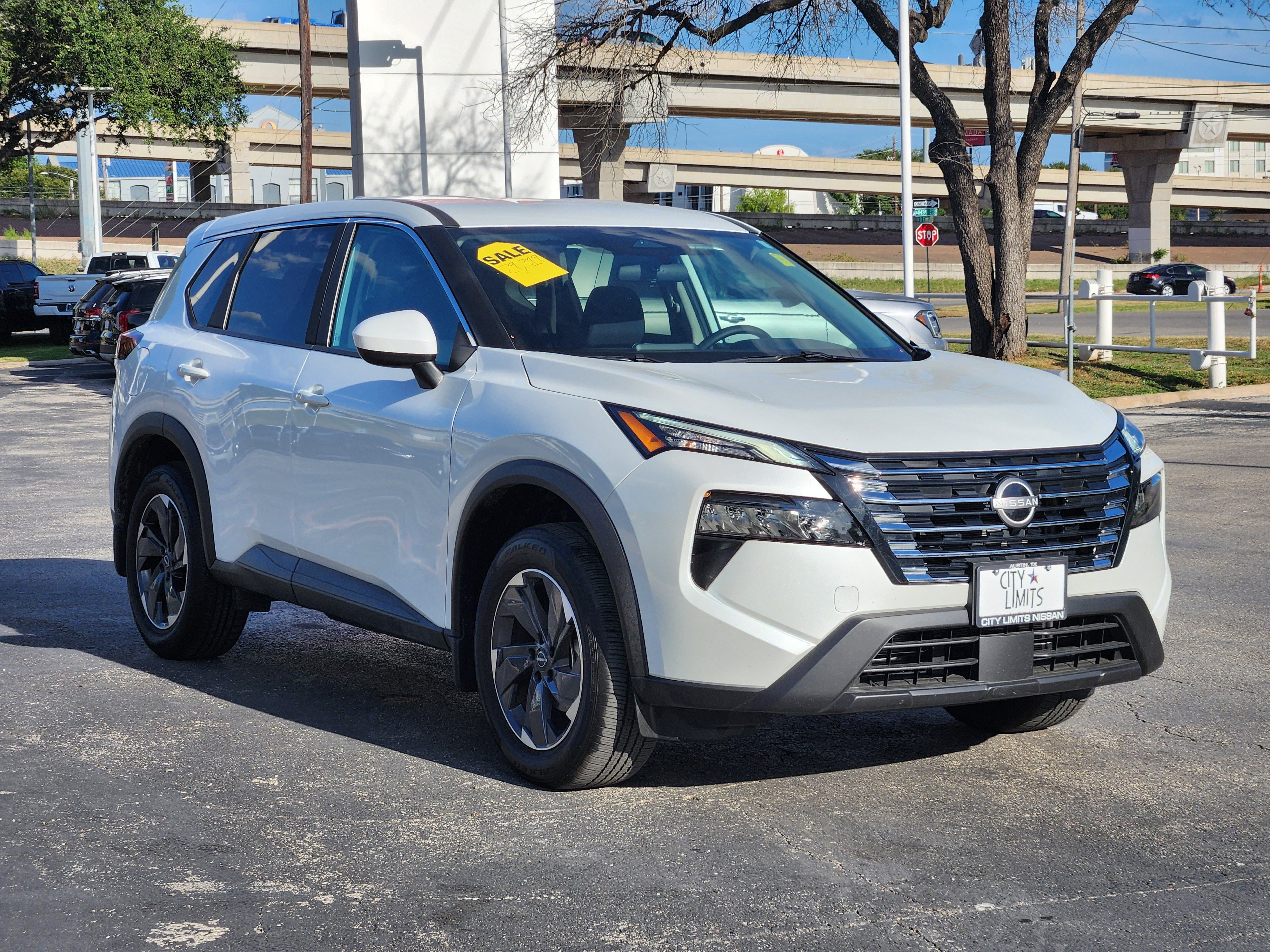 Used 2026 Everest White Pearl Tricoat Nissan SV image 3