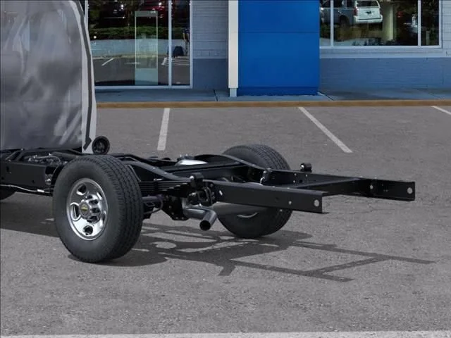 New 2025 Summit White Chevrolet 1WT image 11