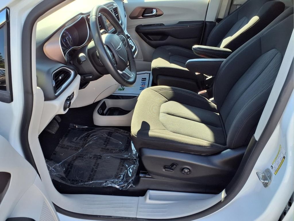 Used 2023 White Chrysler LX image 22