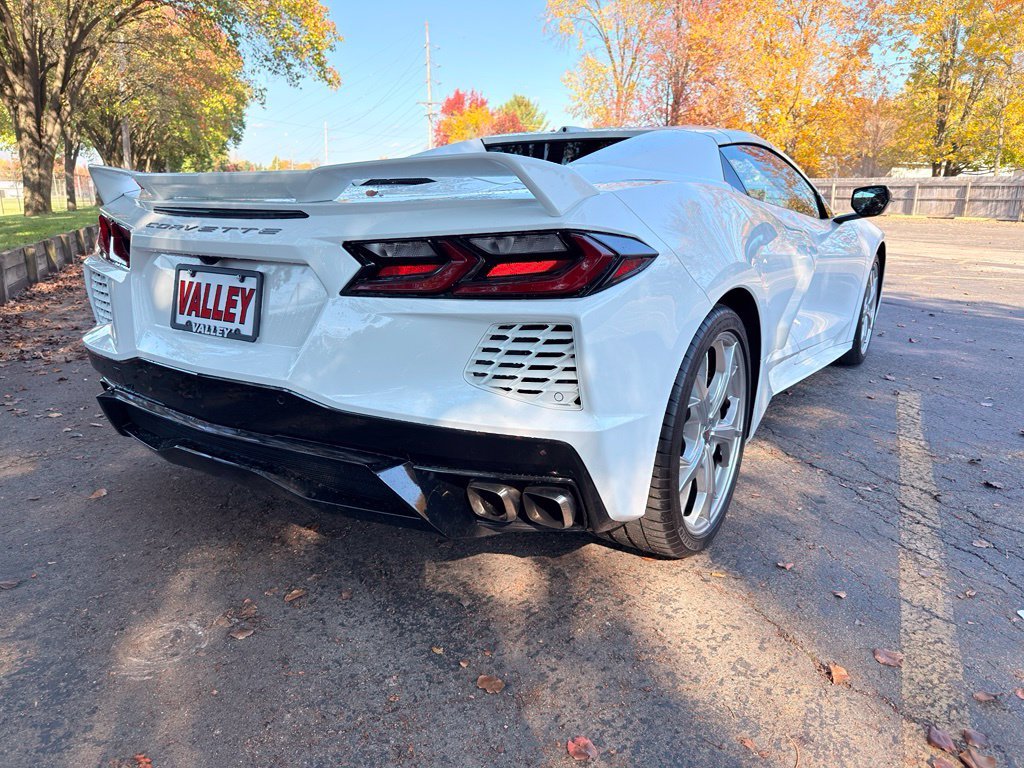 Used 2021 White Chevrolet Stingray image 9