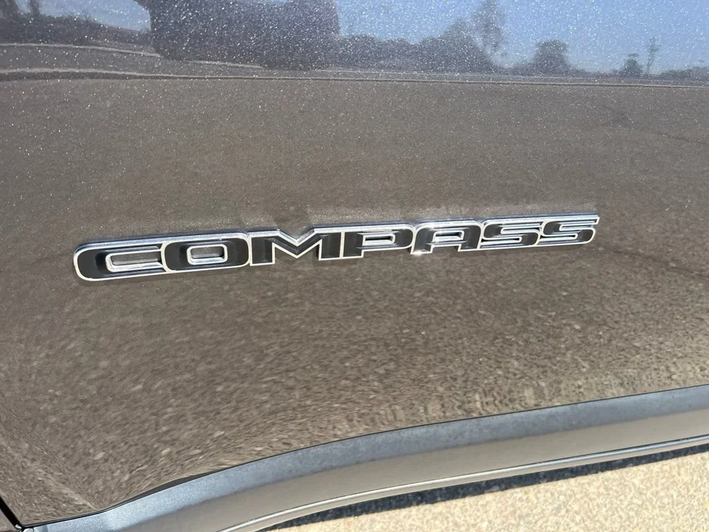 Used 2022  Jeep Latitude image 35