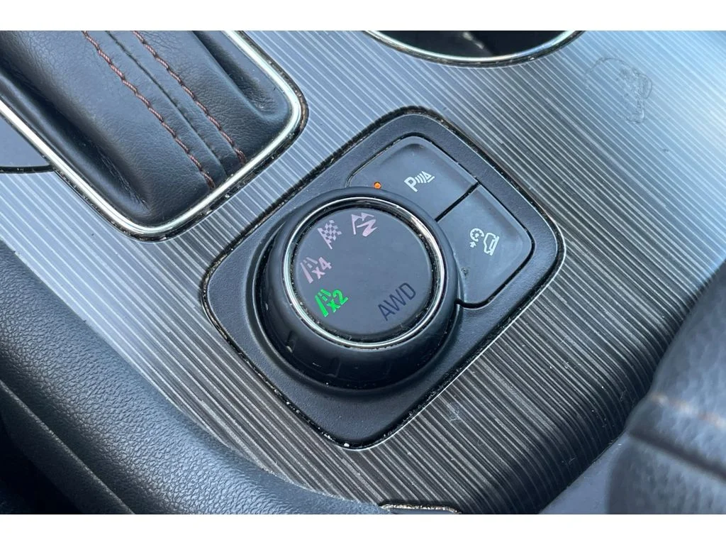 Used 2017 Iridium Metallic GMC SLE image 31