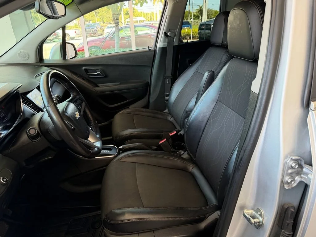 Used 2020 SILVER ICE METALLIC Chevrolet LT image 9