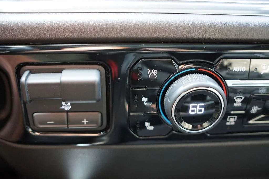 Used 2024 Black Chevrolet High Country image 33