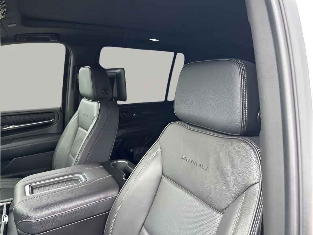 Used 2023 White GMC Denali image 27