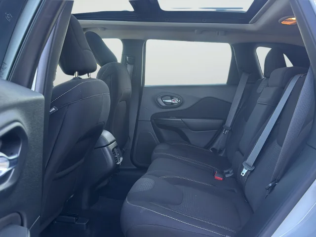 Used 2017 White Jeep Latitude image 27