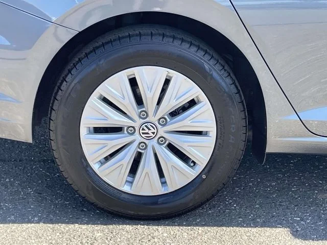 Certified Used 2019 Platinum Gray Metallic Volkswagen 1.4T S image 7