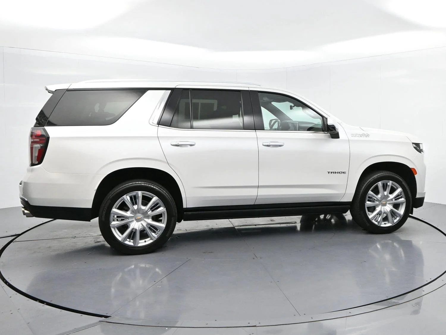 Used 2021 IRIDESCENT PEARL TRICOAT Chevrolet High Country image 8