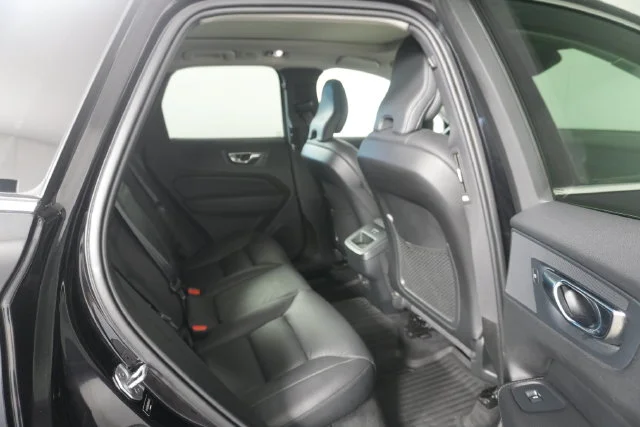 Used 2021 Onyx Black Metallic Volvo T5 Momentum image 30