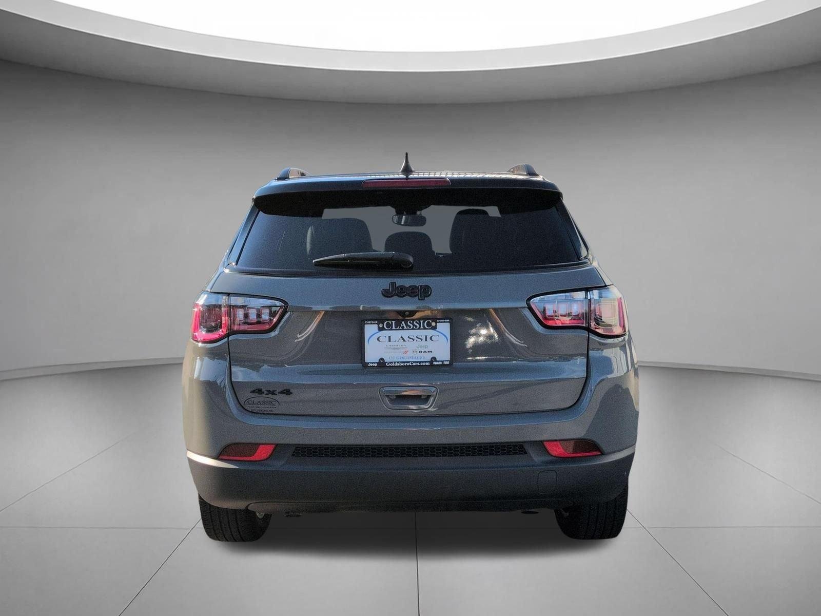 Used 2024 Baltic Gray Metallic Clearcoat Jeep Latitude image 4