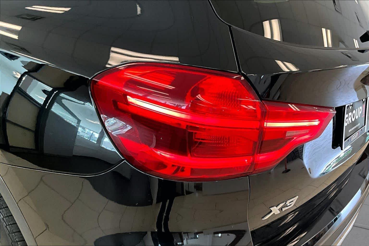Used 2019 Black Sapphire Metallic BMW sDrive30i image 27