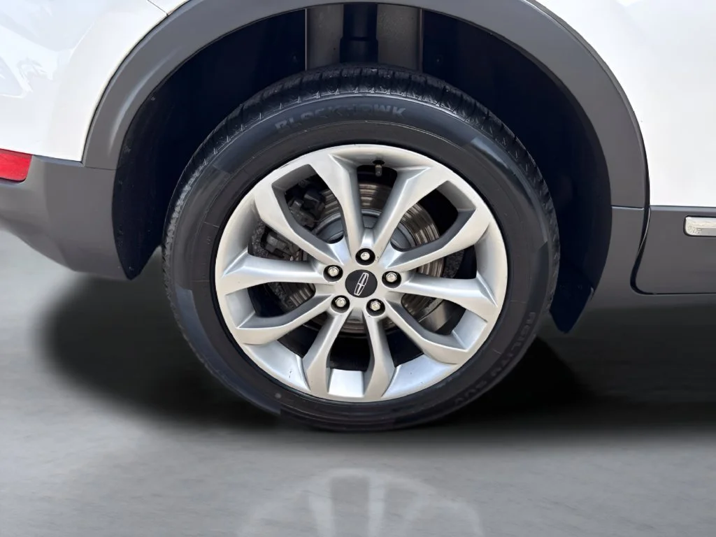 Used 2015 White Lincoln Base image 35