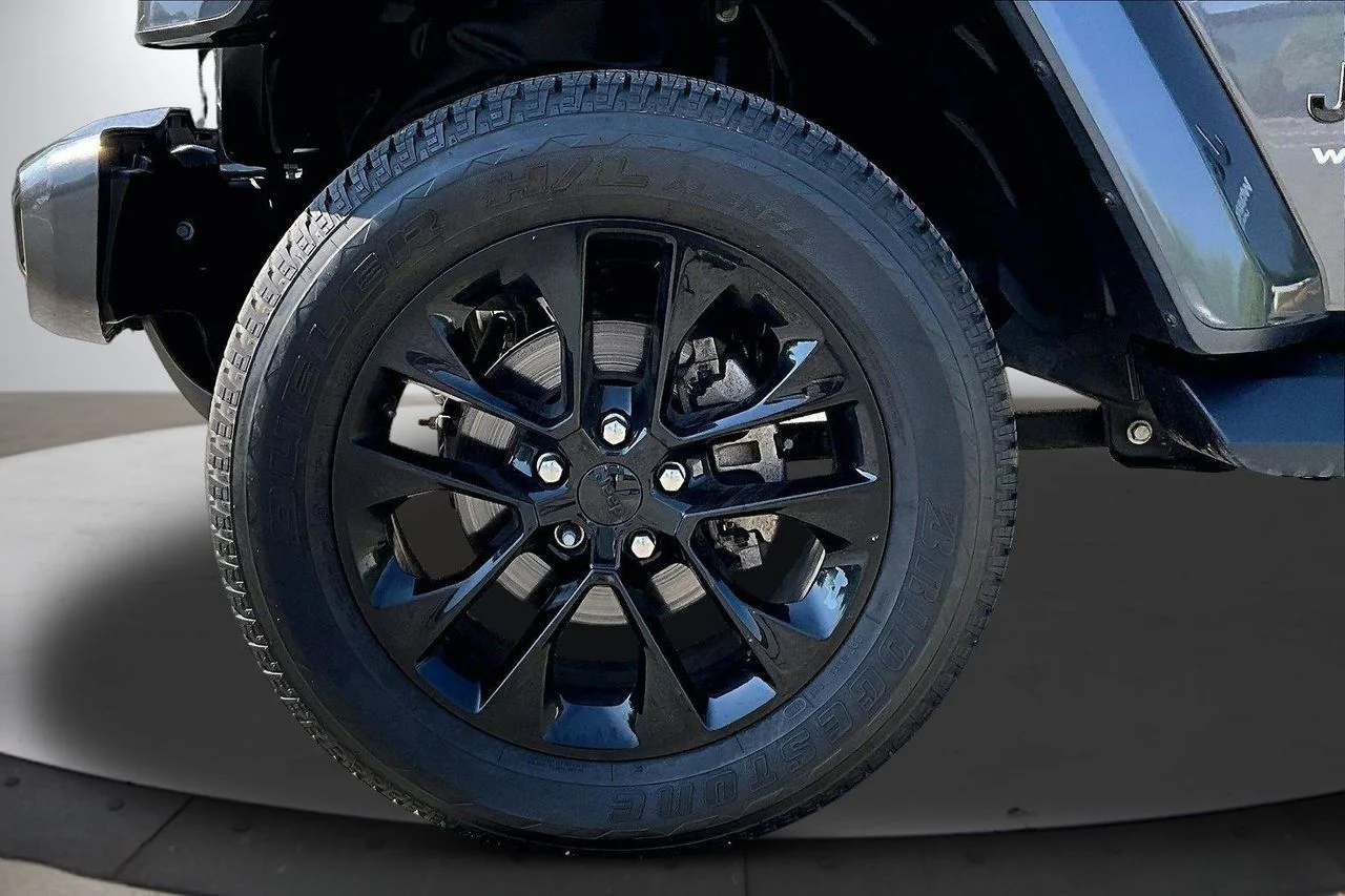 Used 2021 Silver Jeep Sahara High Altitude image 32