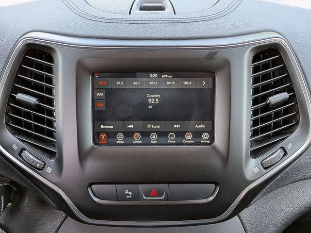 Used 2020 Silver Jeep Latitude image 16