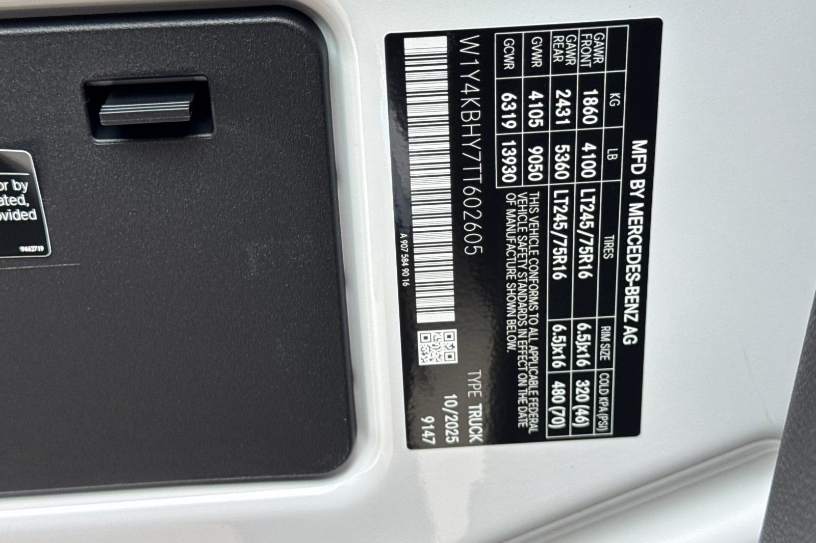 New 2026 Arctic+White Mercedes-Benz Cargo 144 WB image 32