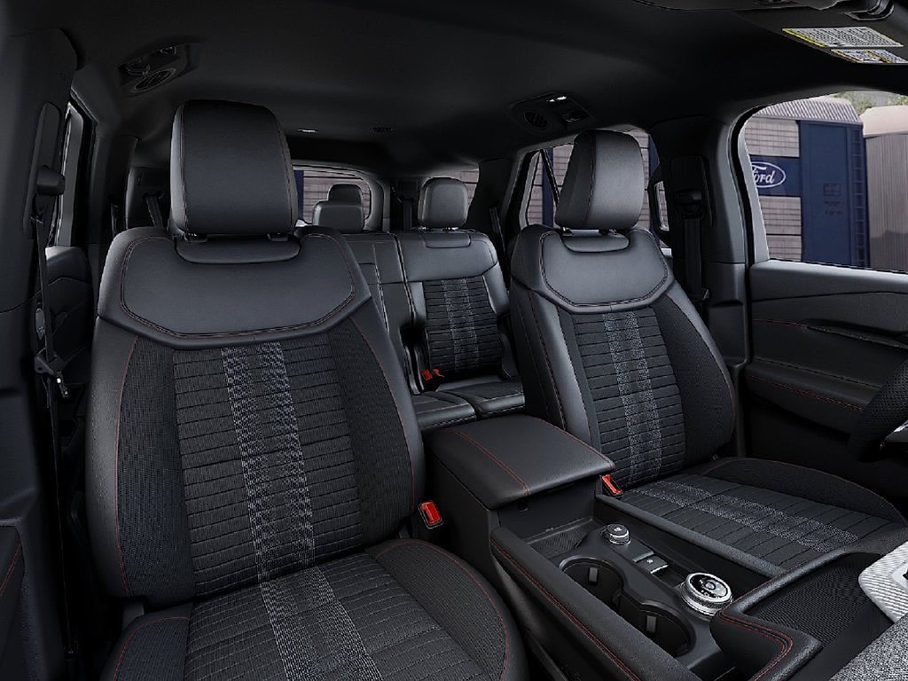 New 2027 Agate Black Metallic Ford ST-Line image 10