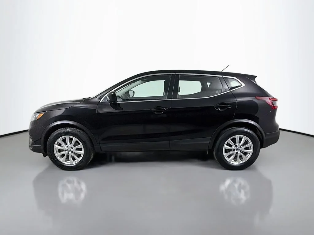 Used 2021  Nissan S image 9