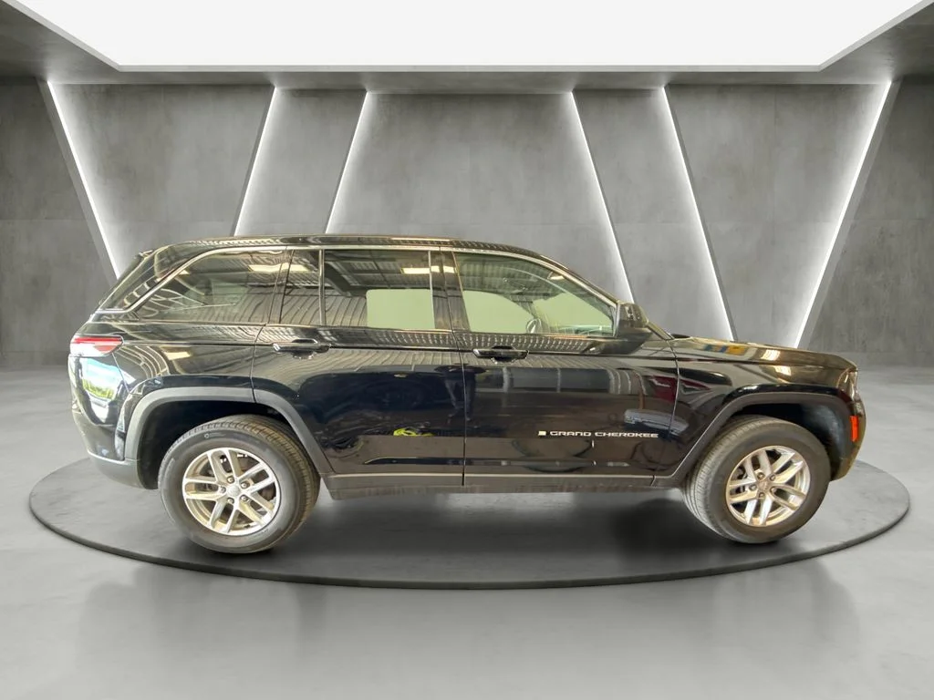 Used 2023 Black Jeep Laredo image 5
