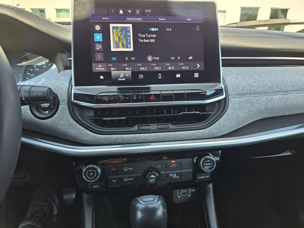 Used 2024 Diamond Black Crystal Pearlcoat Jeep Latitude image 15