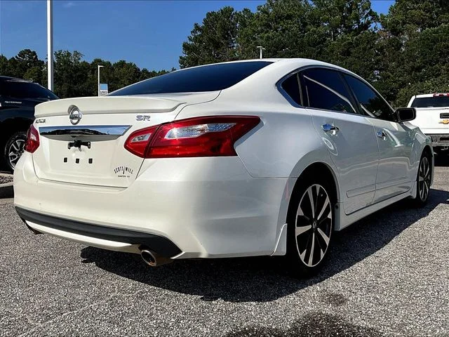 Used 2016 White Nissan 2.5 SR image 4
