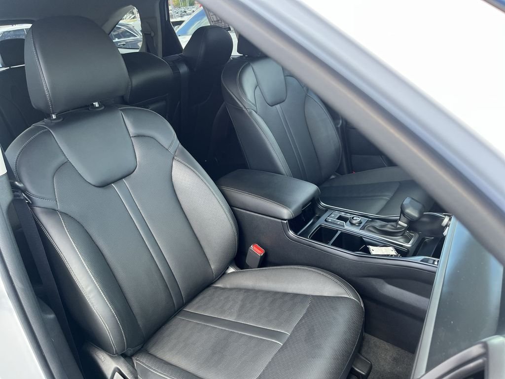 Used 2025 White Kia S image 31