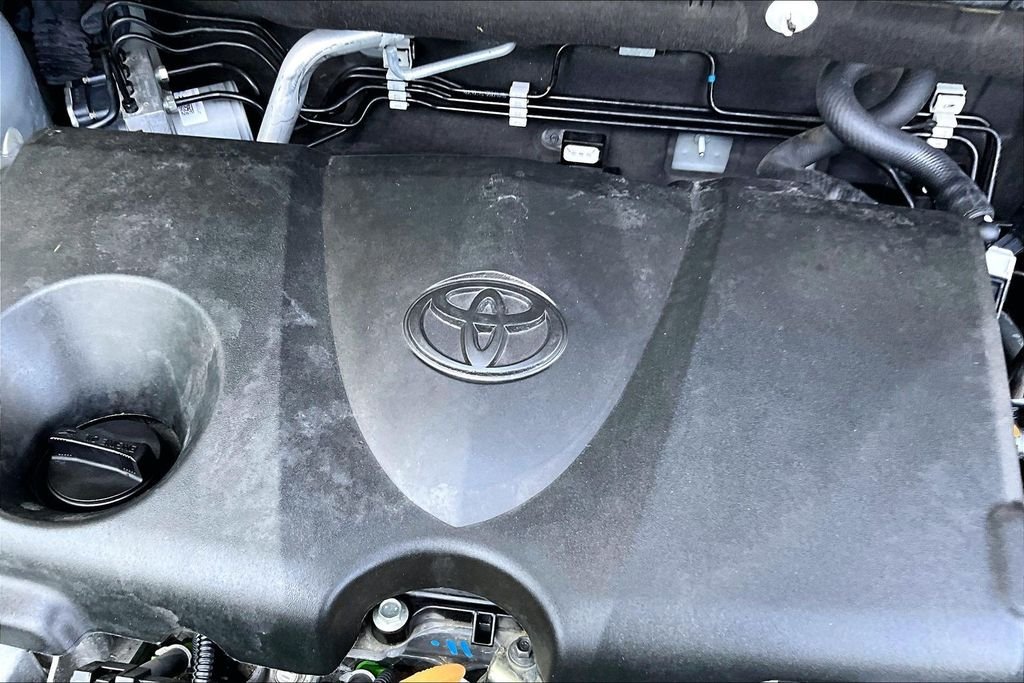 Used 2021 Silver Toyota XLE Premium image 37