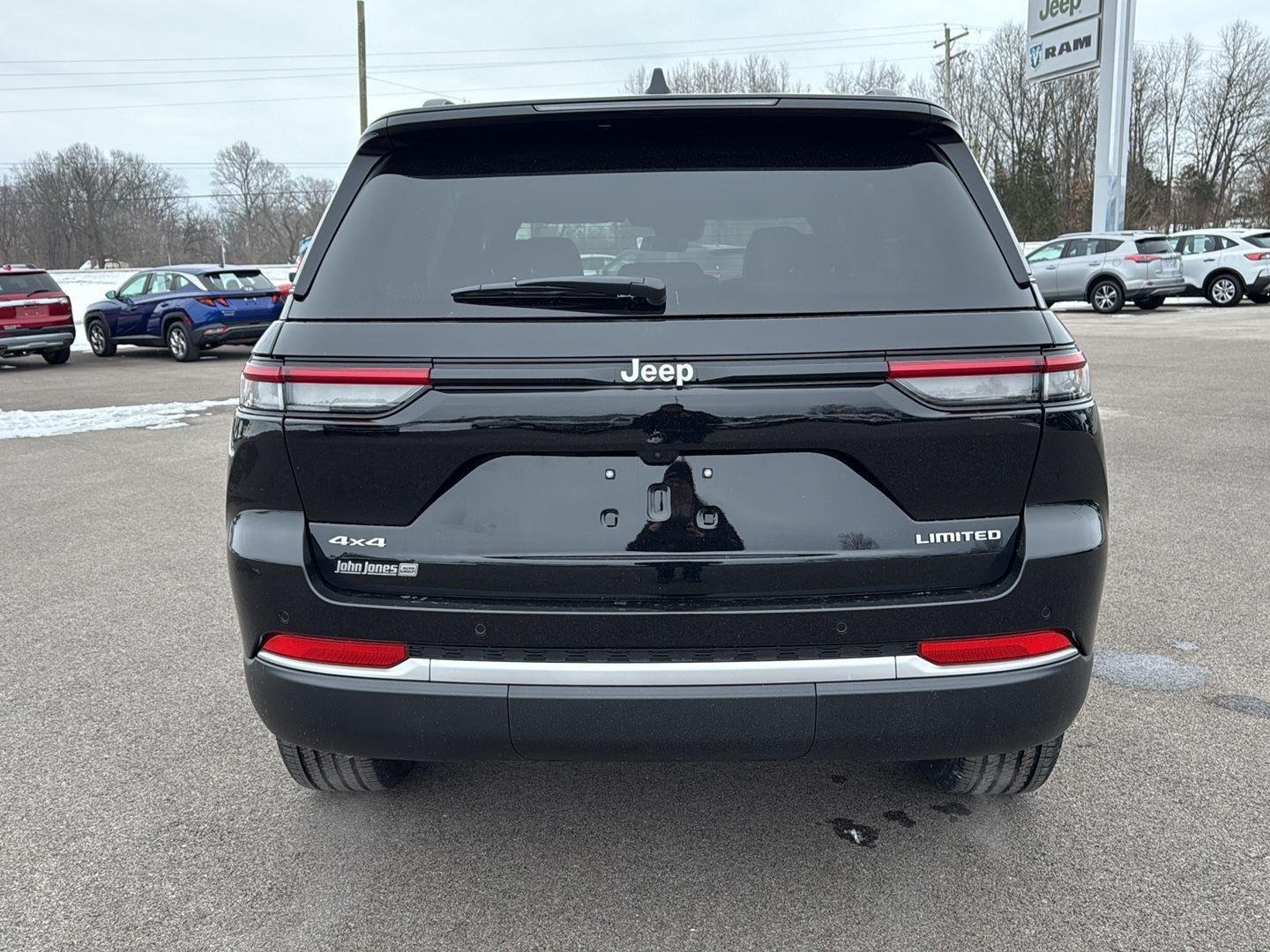 New 2026 Diamond Black Crystal Pearl-Coat Exterior Paint Jeep Limited image 14