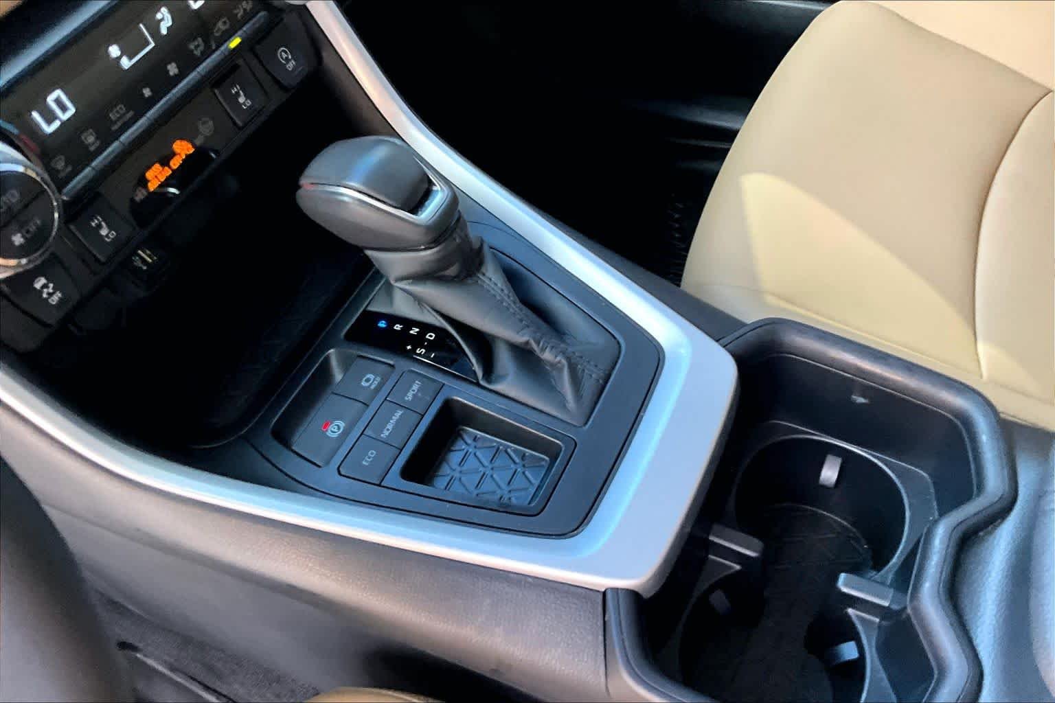 Used 2025 Wind Chill Pearl Toyota XLE Premium image 17