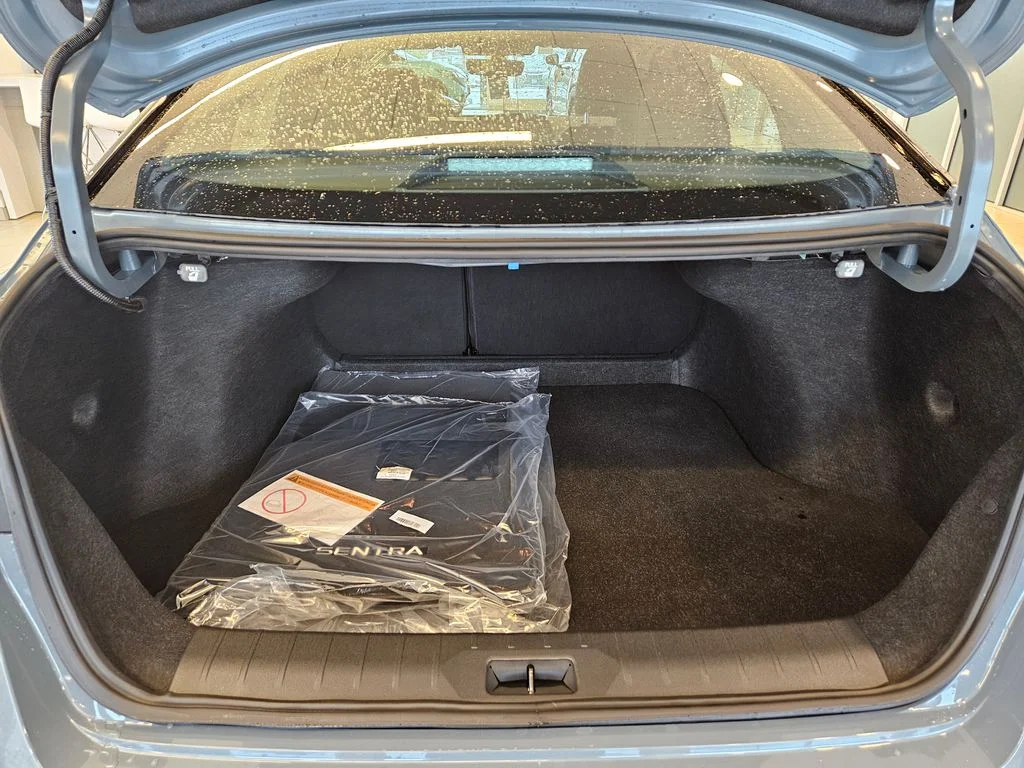 New 2026 Atlantic Gray Metallic / Super Black Two-tone Nissan SR image 32