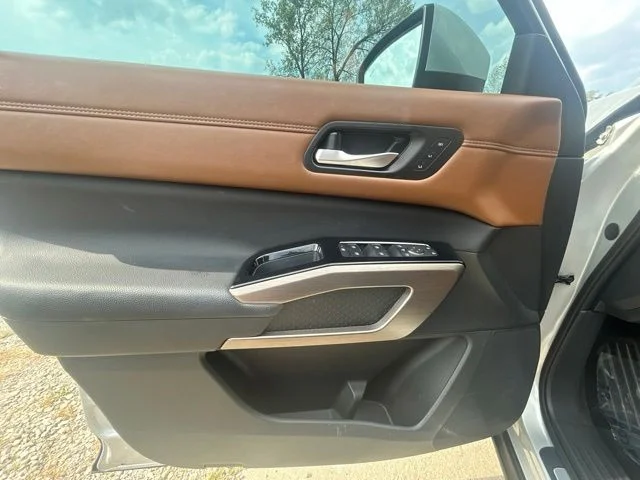 Used 2025 Silver Nissan Platinum image 19