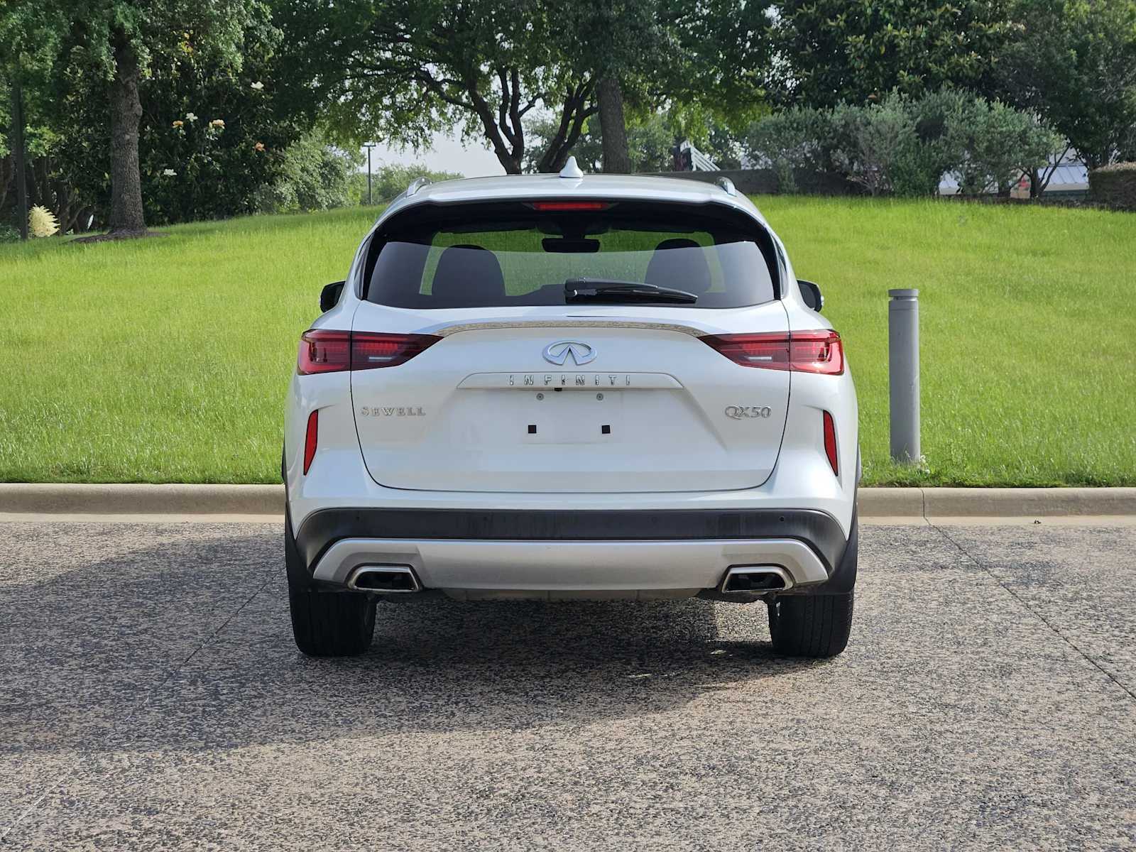 Certified Used 2023 Radiant White INFINITI LUXE image 7