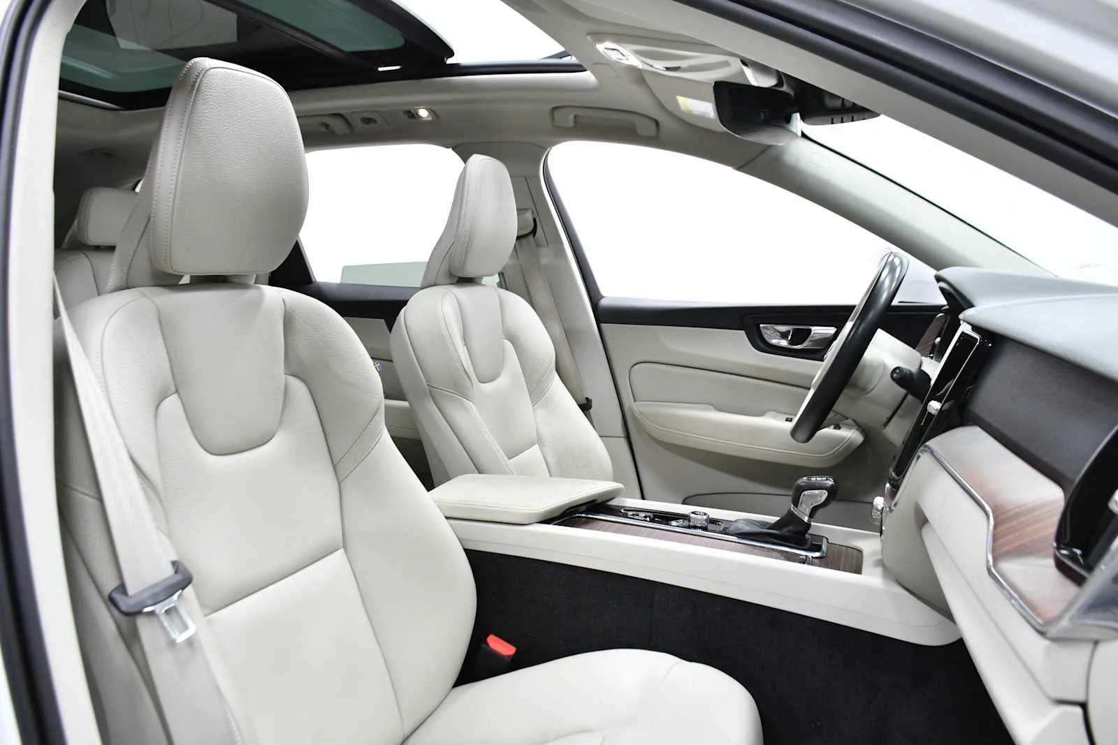 Used 2021 Crystal White Metallic Volvo Momentum image 20