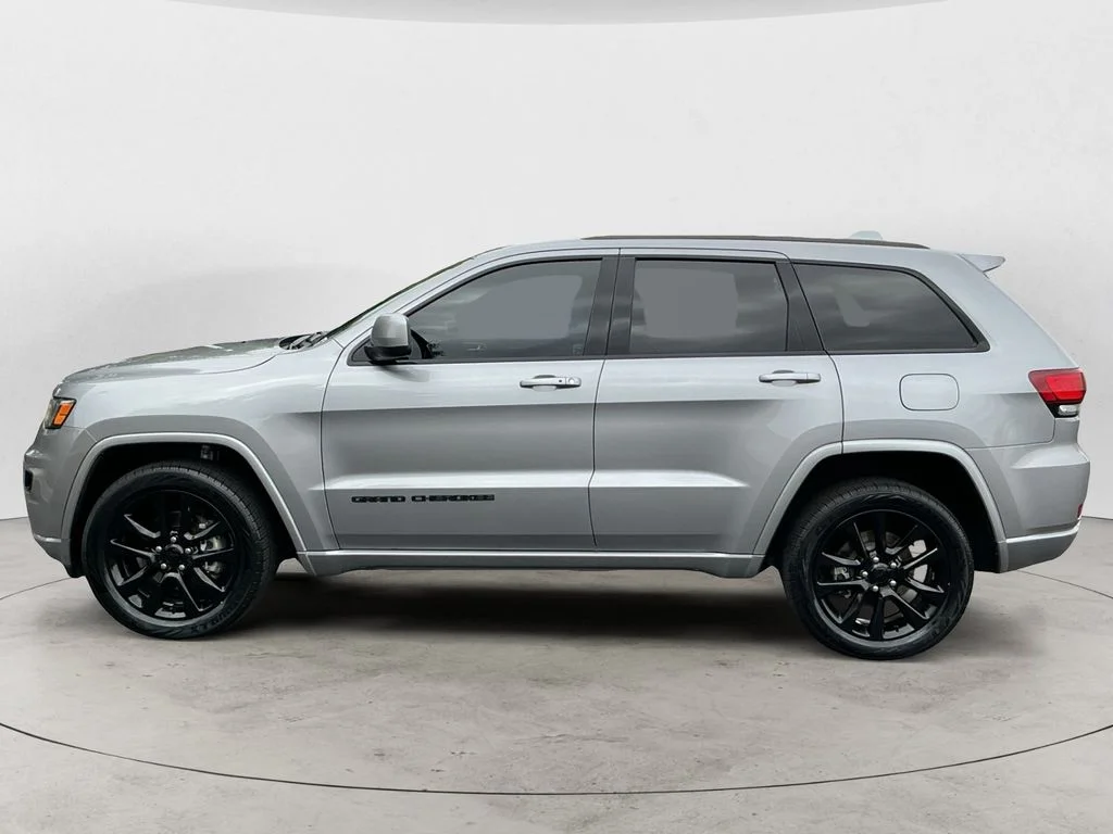Used 2018 Silver Jeep Altitude image 8