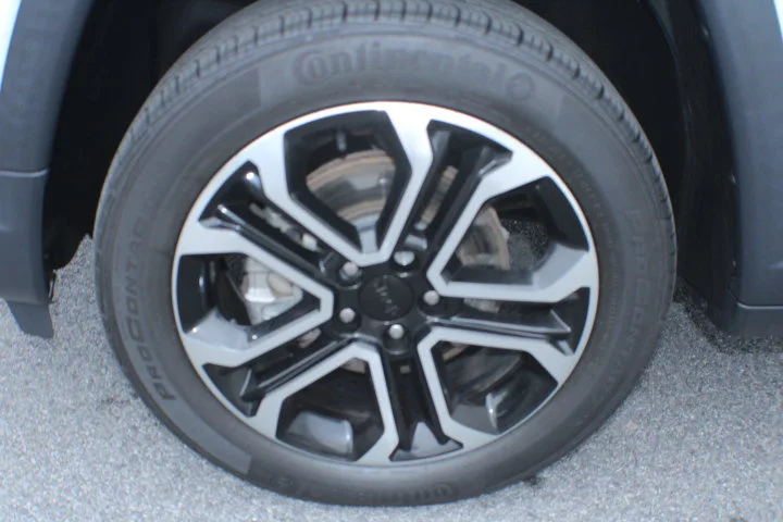 Used 2022 White Jeep Limited 4x4 image 5