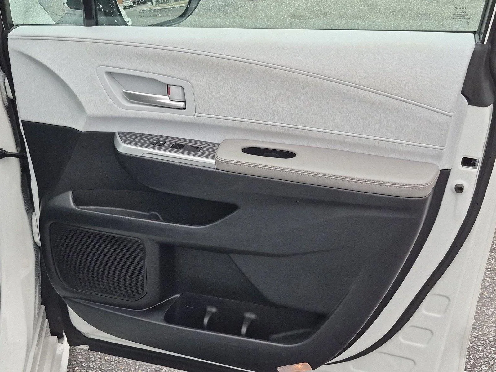 Used 2025 Wind Chill Pearl Toyota XLE image 37