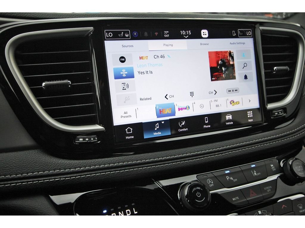 New 2027 Diamond Black Crystal Pearl-Coat Exterior Paint Chrysler Select image 14