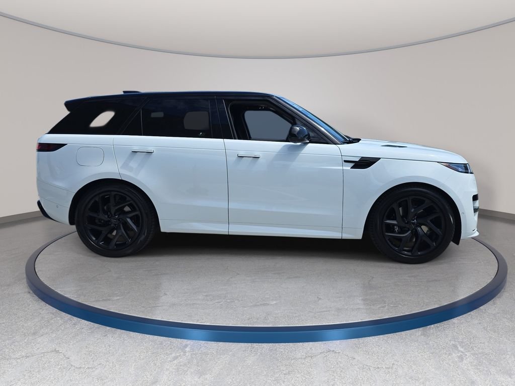 New 2026 Fuji White Land Rover Dynamic SE image 4