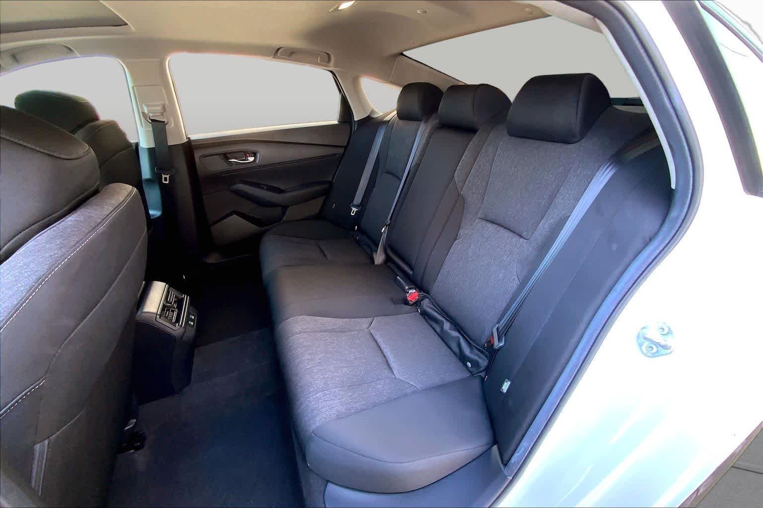Used 2025 Platinum White Pearl Honda SE image 21