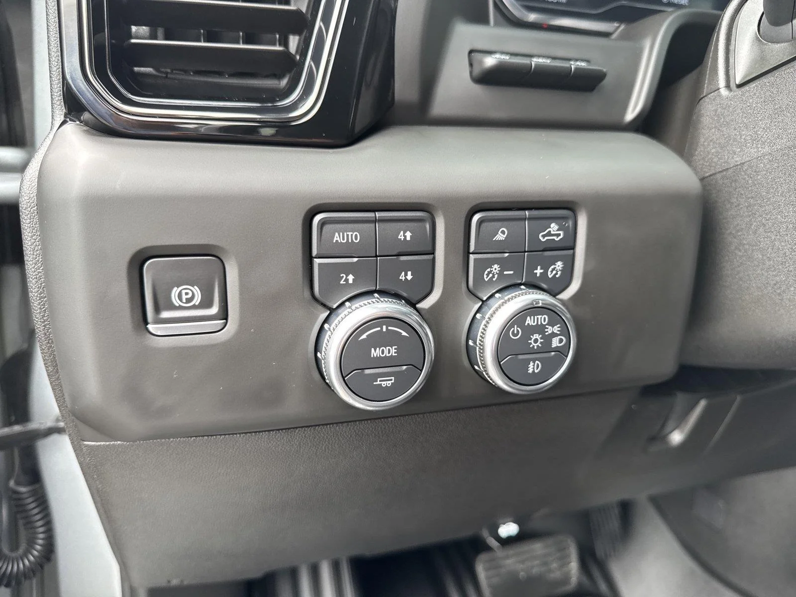 Used 2025 Sterling Metallic GMC AT4 image 20
