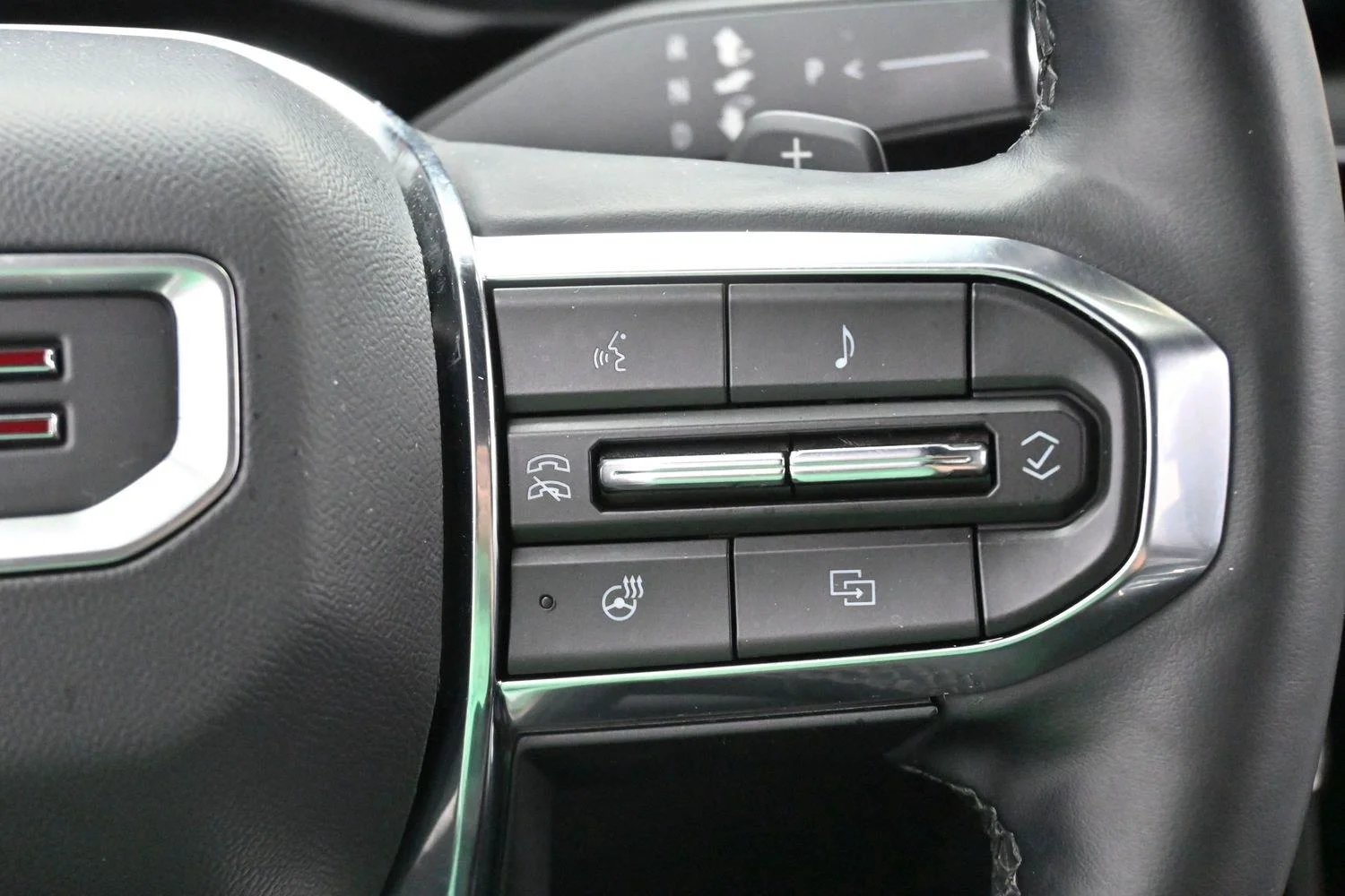 Used 2024 Summit White GMC FWD Elevation image 20